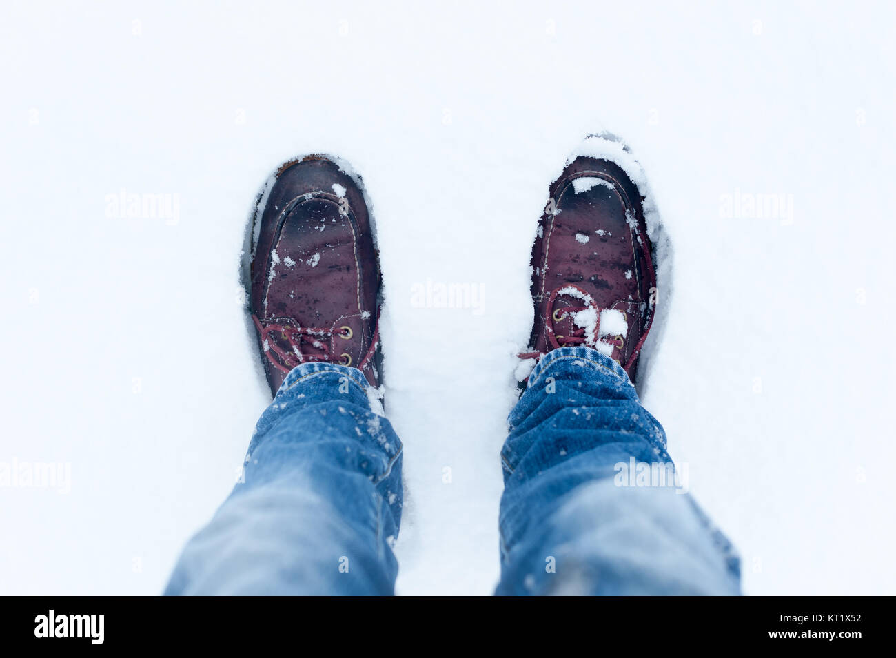 Los Zapatos De Invierno Están Todos En Los Pantalones De Nieve Envueltos  Con Cinta Para Evitar La Nieve. Salvavidas. Imagen de archivo - Imagen de  completo, pierna: 212629313