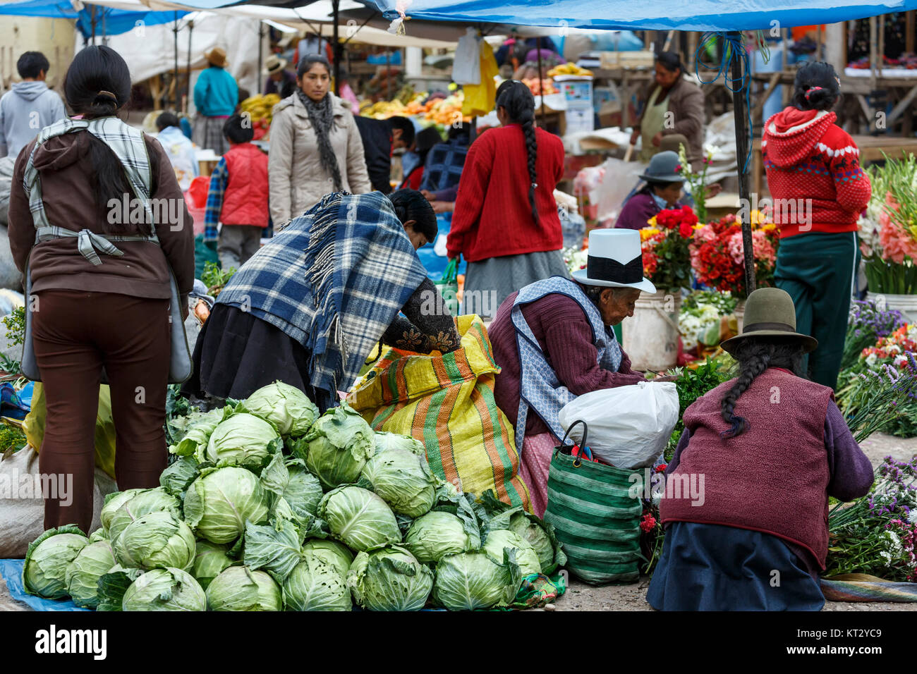 Mujer Quechua proveedores con producir y flores para la venta, Pisac  Mercado Dominical, Cusco, Perú Fotografía de stock - Alamy