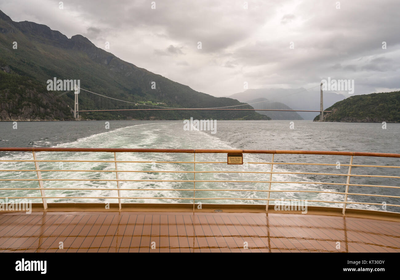 Crucero navega bajo el puente de hardanger de Noruega Foto de stock