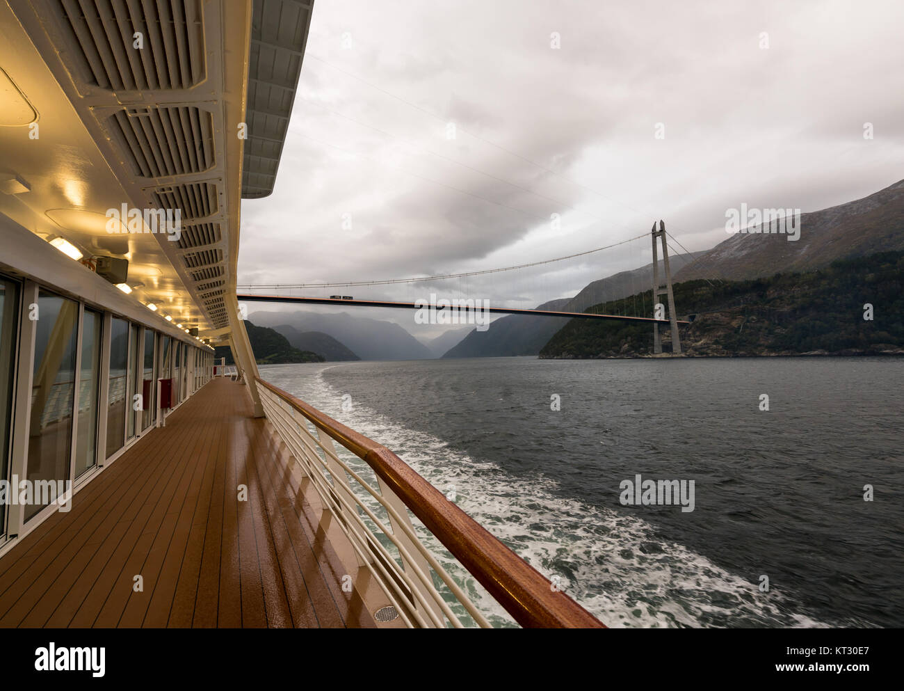 Crucero navega bajo el puente de hardanger de Noruega Foto de stock