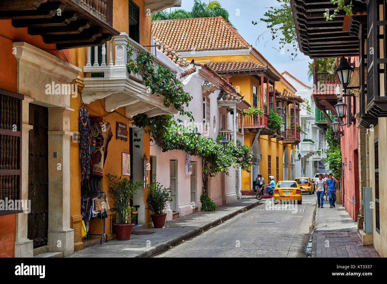 Típico de coloridas fachadas con balcones y flores de casas en Cartagena de Indias, Colombia, Sur America Foto de stock