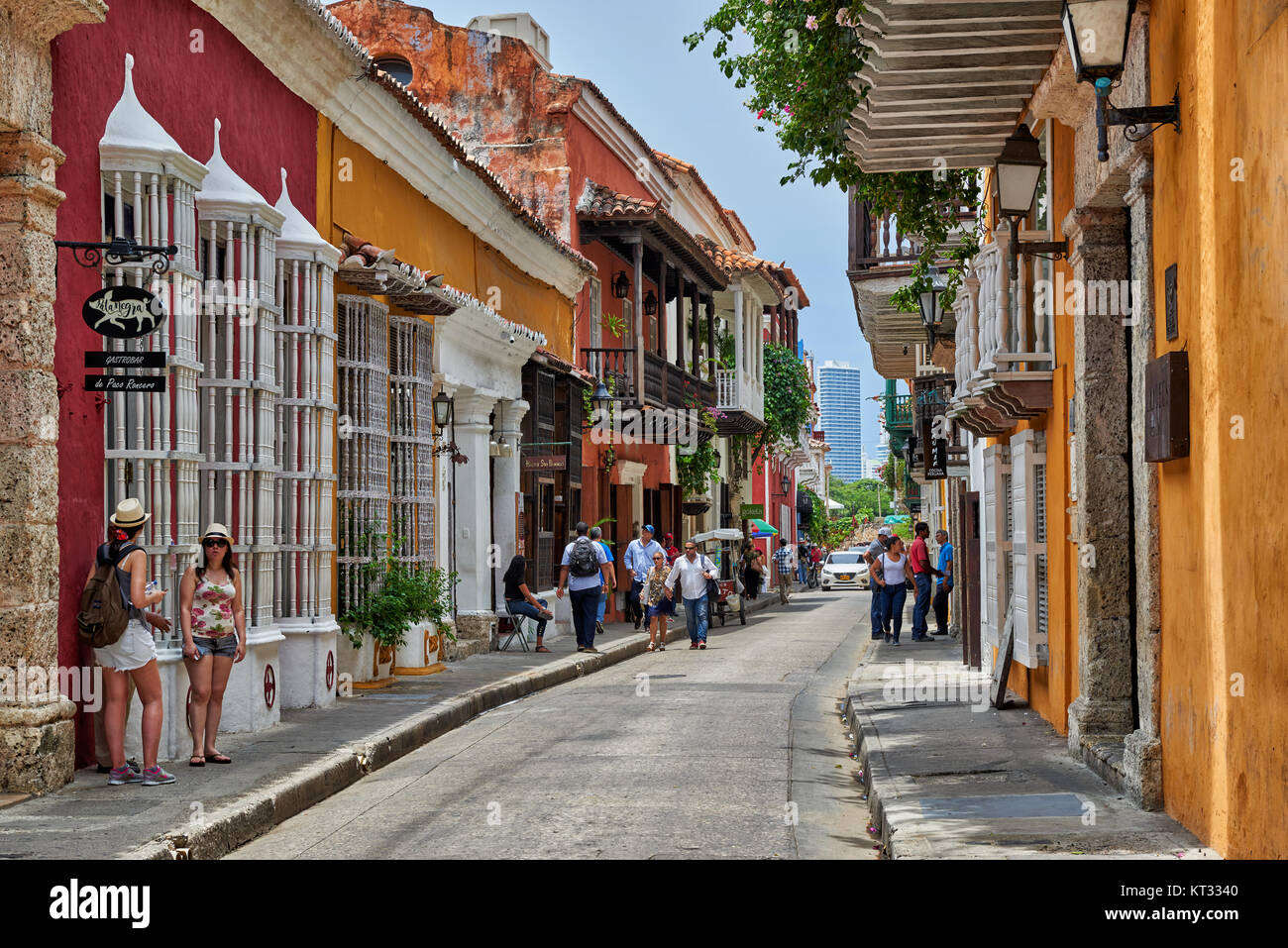 Típico de coloridas fachadas con balcones y flores de casas en Cartagena de Indias, Colombia, Sur America Foto de stock