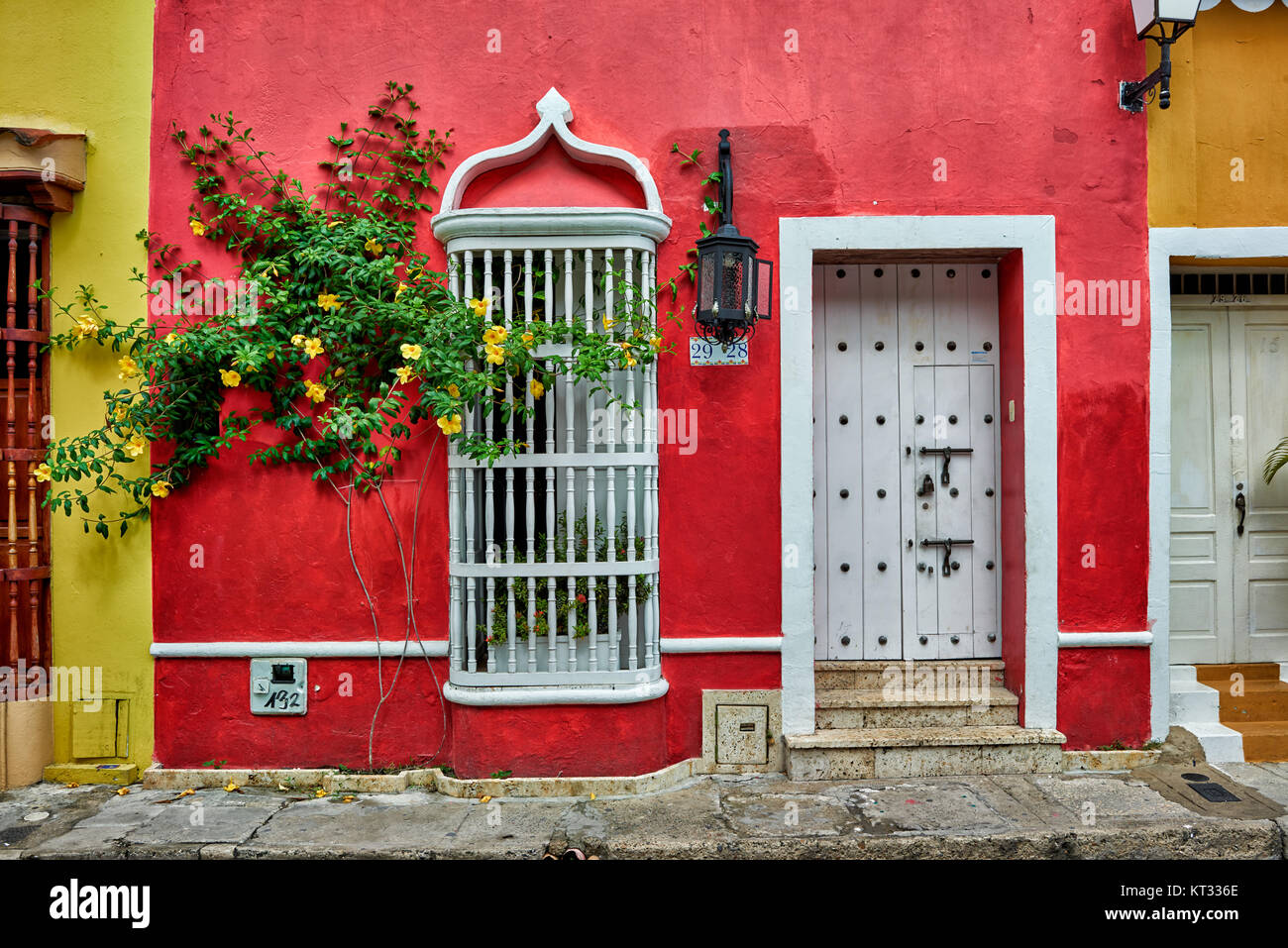 Típica fachada colorida con flores de la casa de Cartagena de Indias, Colombia, Sur America Foto de stock