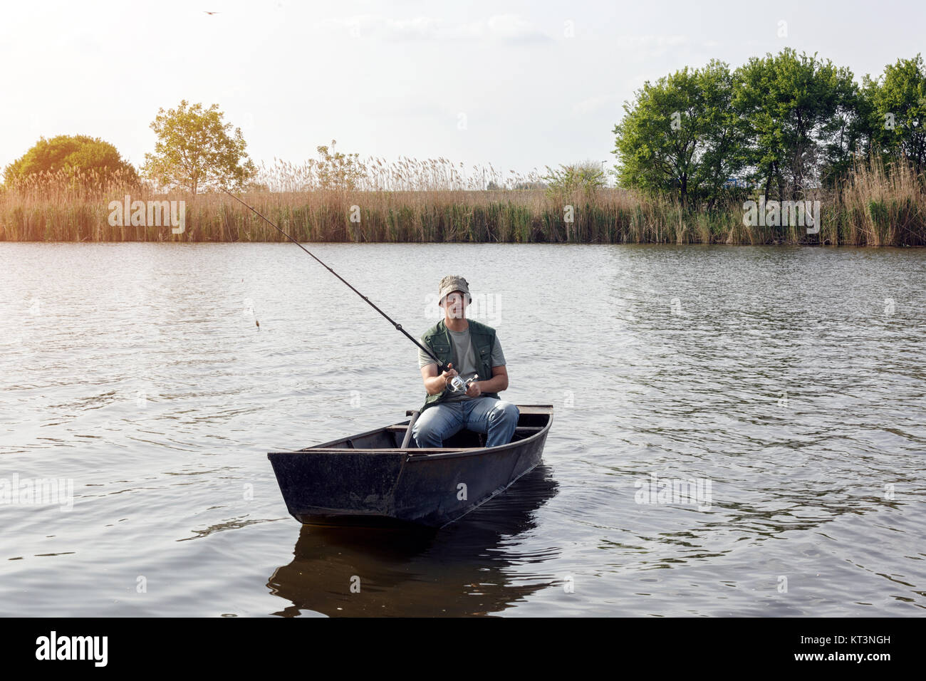 La pesca fluvial- hombre pescando en barco Fotografía de stock - Alamy