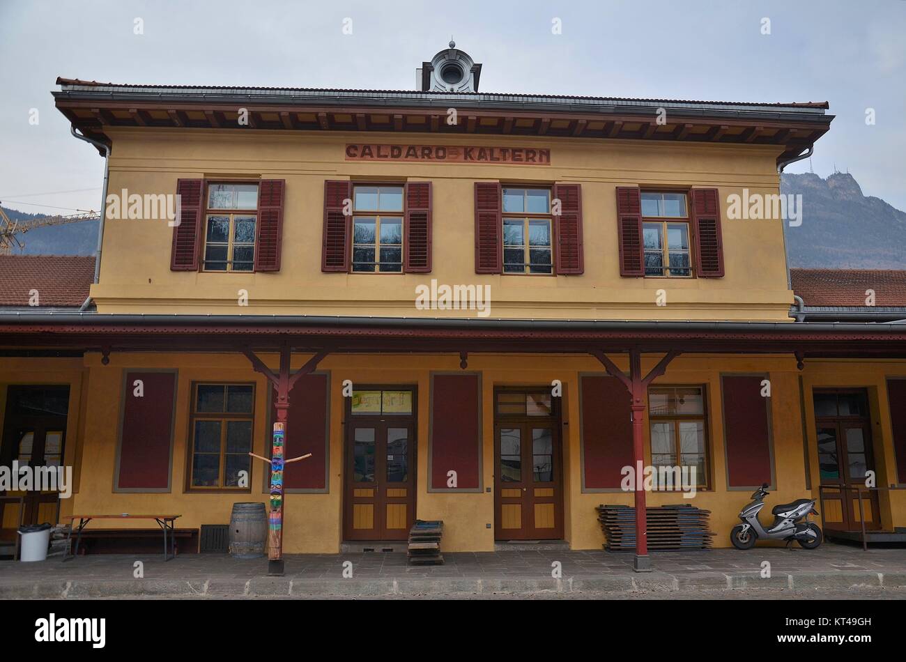 En la aldea de Caldaro" (Kaltern), Italia, en la provincia del Alto Adige (Südtirol): la antigua estación ferroviaria, ahora un centro juvenil Foto de stock