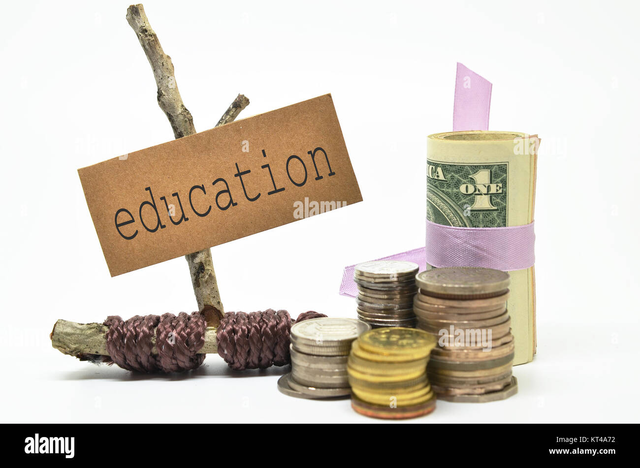 Monedas y dinero con etiqueta educación Foto de stock