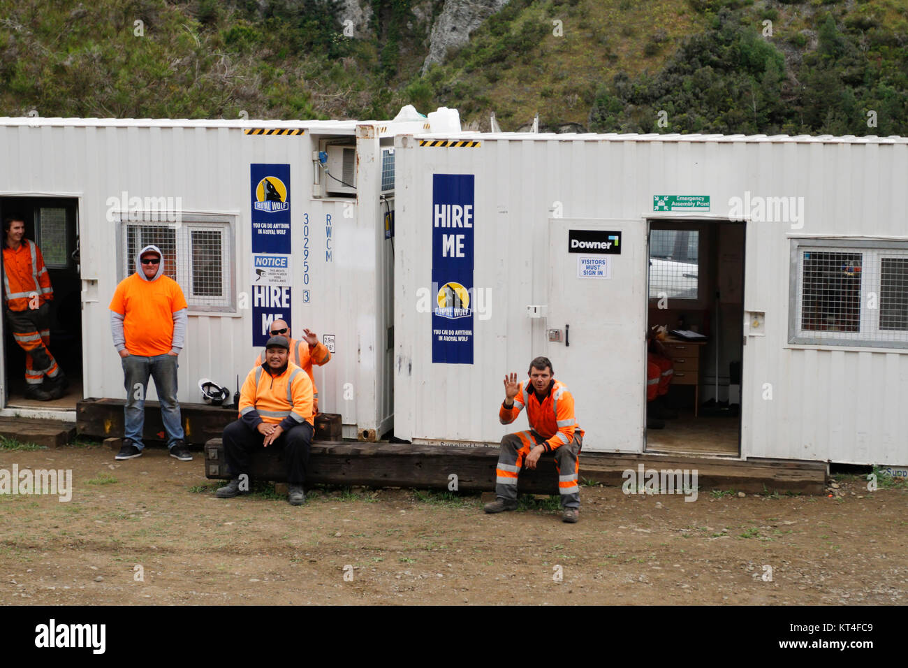 Los trabajadores de la construcción a lo largo de ferrocarril TranzAlpine ondeando en el tren de pasajeros en Nueva Zelanda Foto de stock