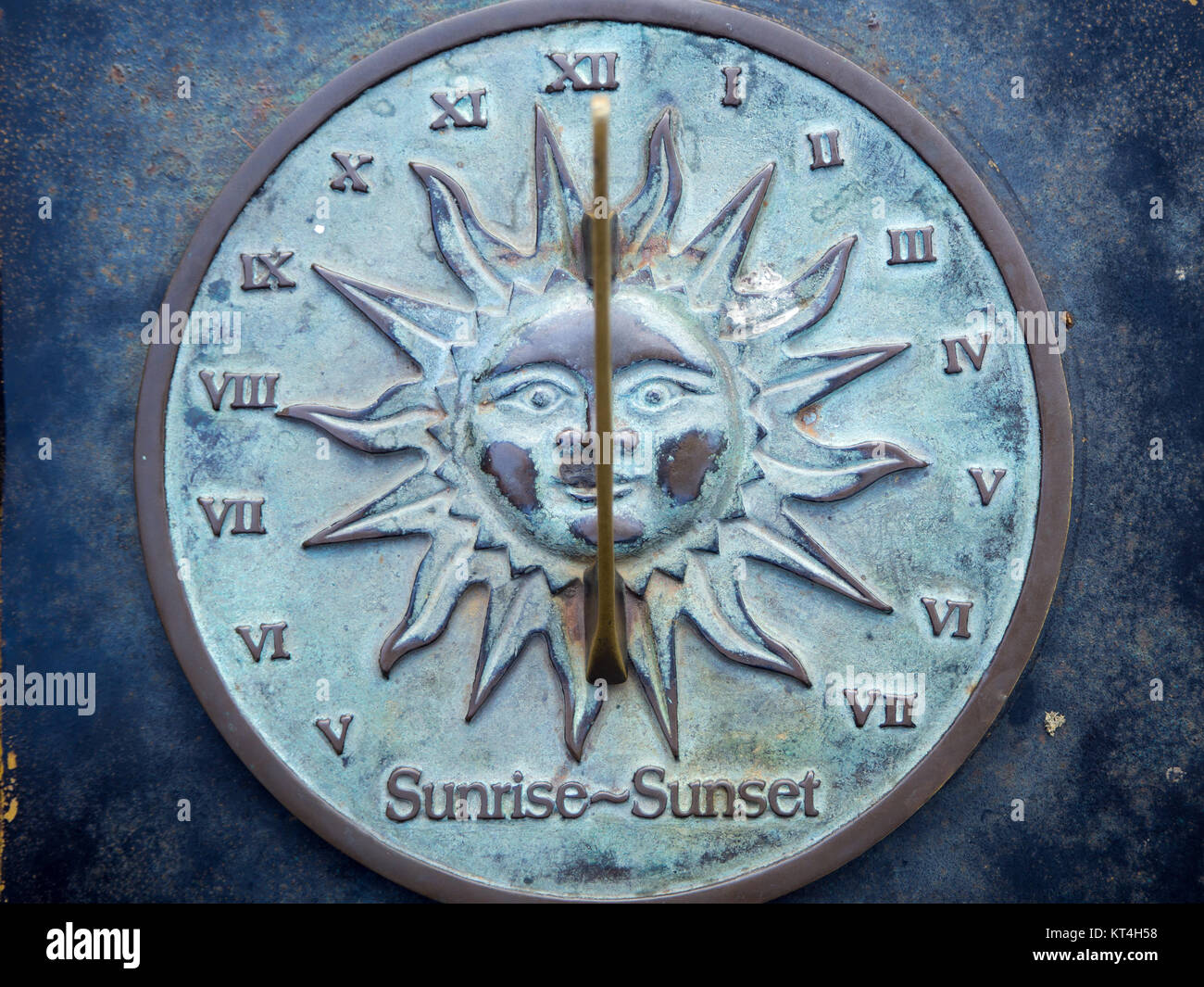 Reloj solar con números romanos, el reloj de sol Fotografía de stock - Alamy