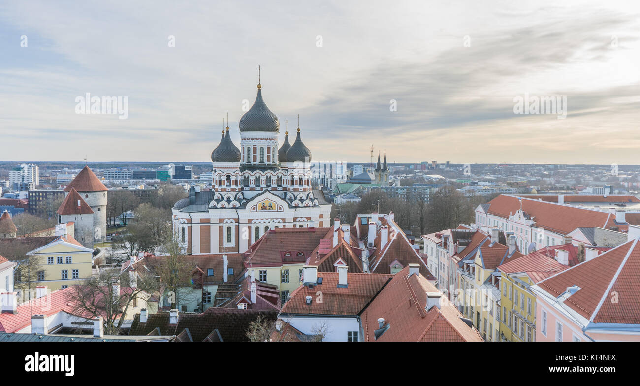 Vista del paisaje urbano en el casco antiguo, con la catedral Alexander Nevsky en Tallinn, Estonia En Feb 18, 2017 Foto de stock