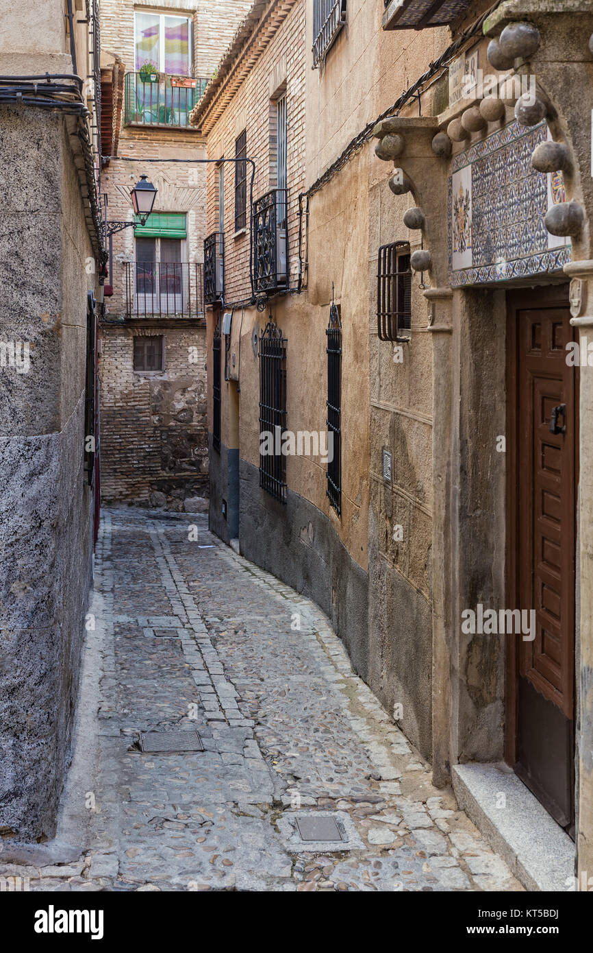 Callejuela típica en el casco antiguo de Toledo. España Fotografía de stock  - Alamy