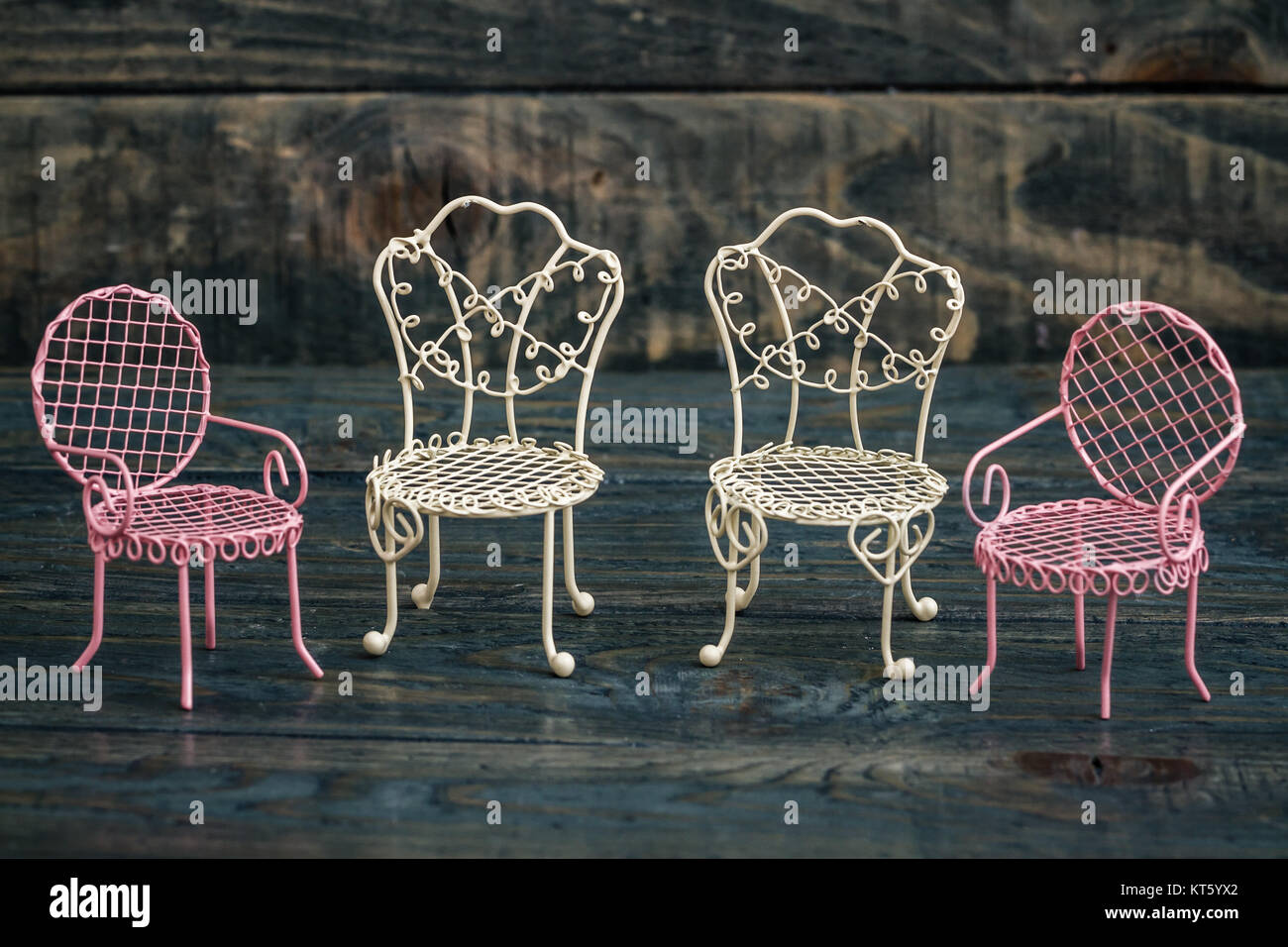 Rosa y Blanco Mini decorativas sillas de hierro forjado. Foto de stock