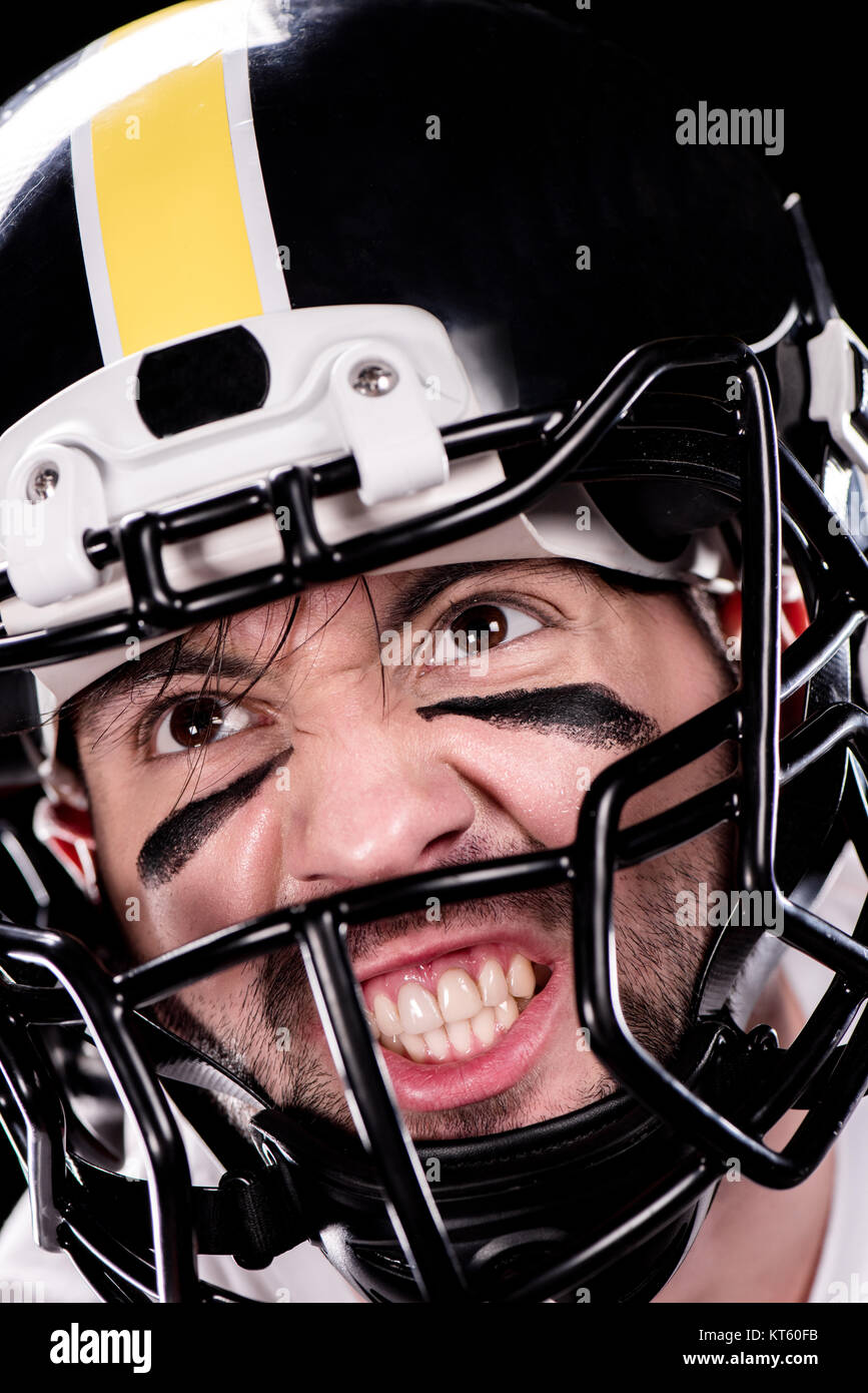 Vista cercana del hombre enojado jugador de fútbol americano en casco mirando lejos Foto de stock