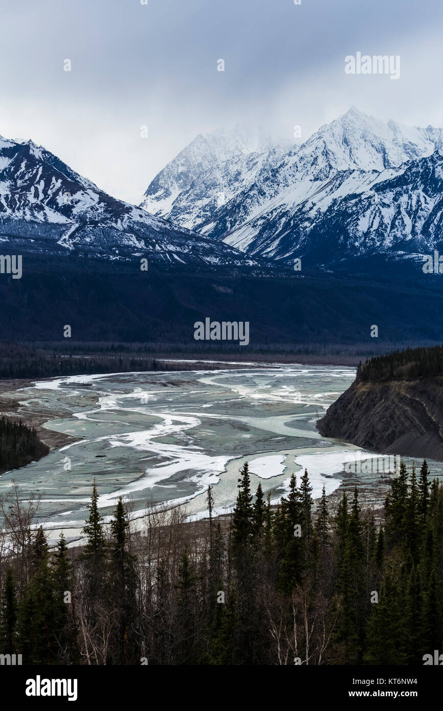 El trenzado de las Matanuska río fluye por el Valle del Río Matanuska flanqueado por las imponentes montañas Chugach, al noreste de Anchorage, Alaska, EE.UU. Foto de stock