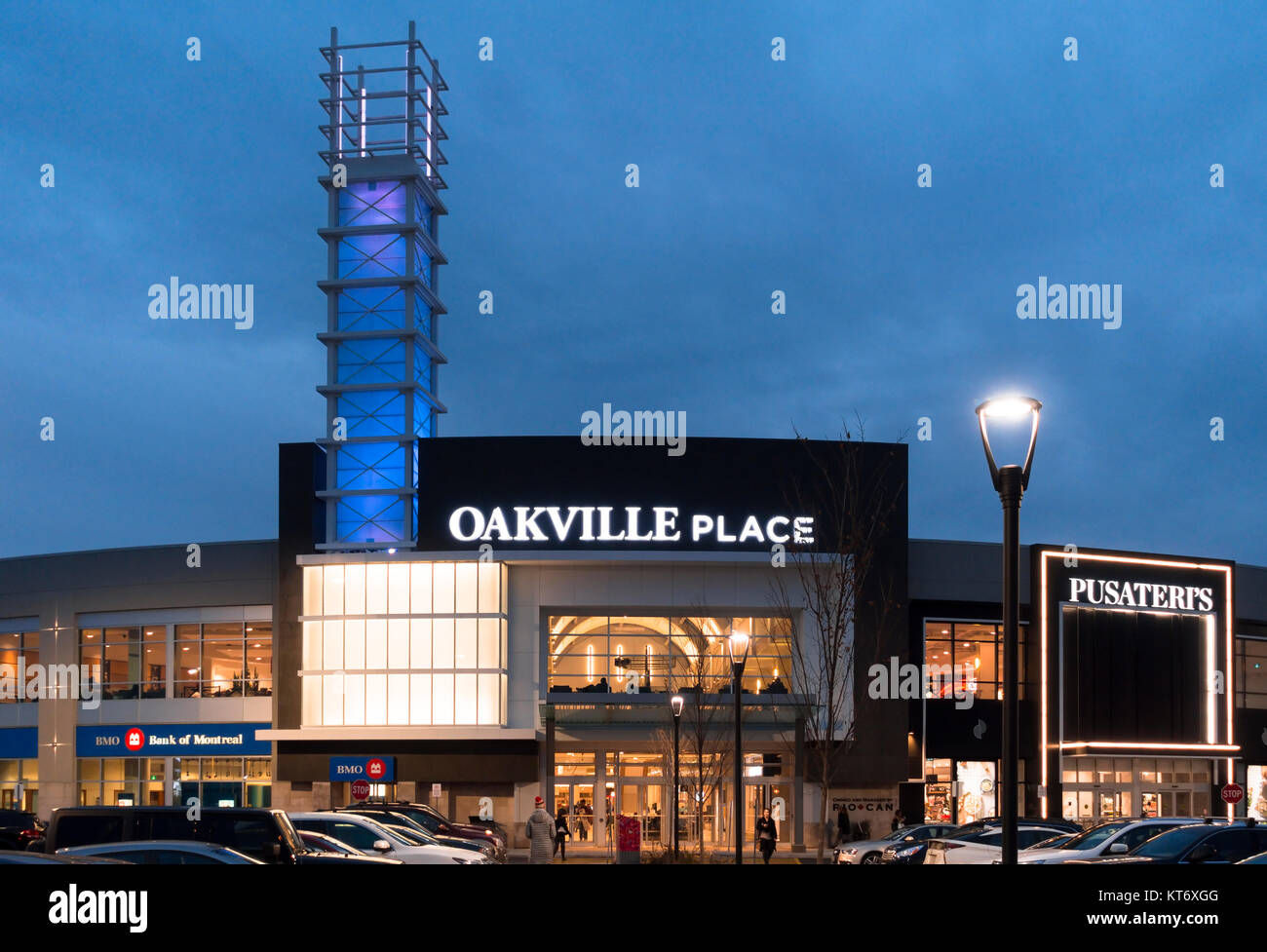 La entrada principal del Oakville Place shopping mall en Oakville, Ontario,  Canadá Fotografía de stock - Alamy