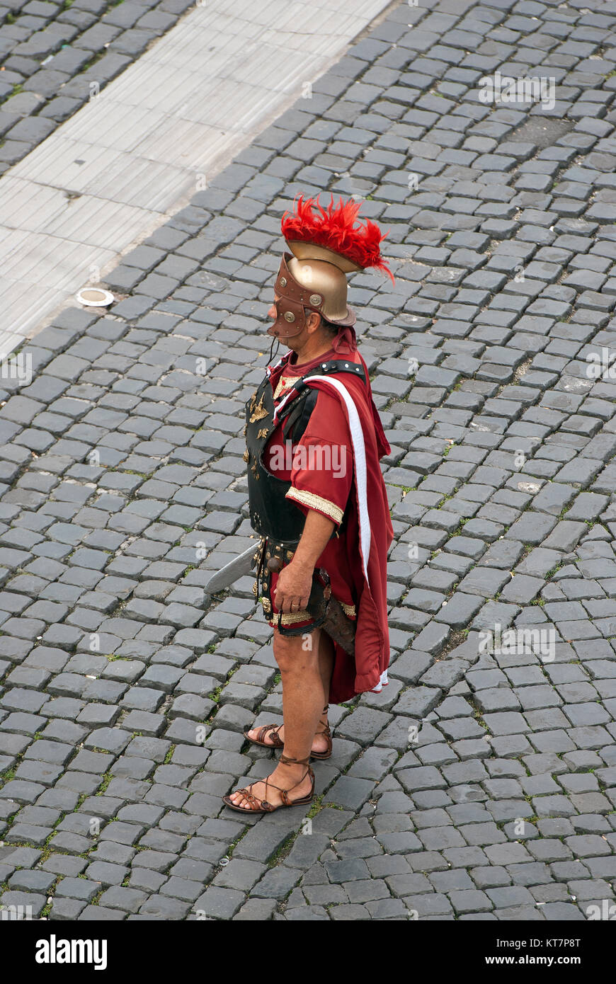 Hombre disfrazado de centurión para turistas, Roma, Lazio, Italia  Fotografía de stock - Alamy