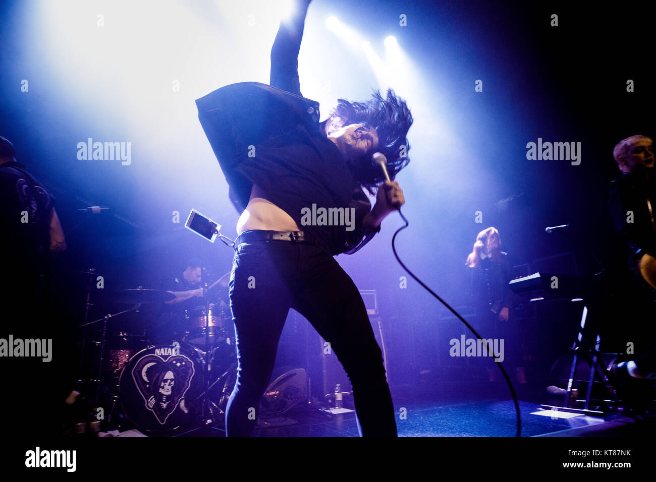 Copenhague, Dinamarca - 08 de octubre de 2017. La banda de Horror Punk Inglés reductor realiza un concierto en vivo en Vega en Copenhague. Aquí la vocalista se Gould es visto en vivo en el escenario. (Crédito de la foto: Peter Troest Gonzales - foto). Foto de stock