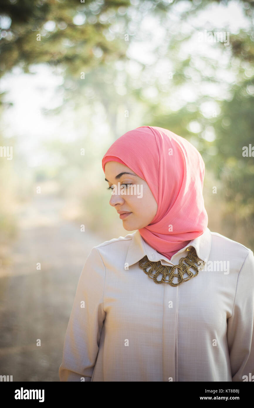 Hermosa mujer musulmana busca lejos Foto de stock