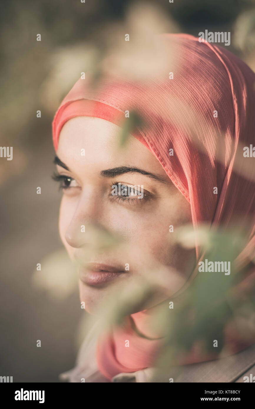 Mujer musulmana mirar hacia afuera Foto de stock