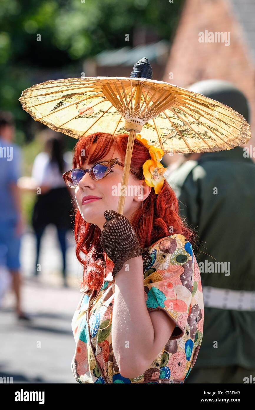 Mujer con guantes de encaje y sombrilla fotografías e imágenes de alta resolución -