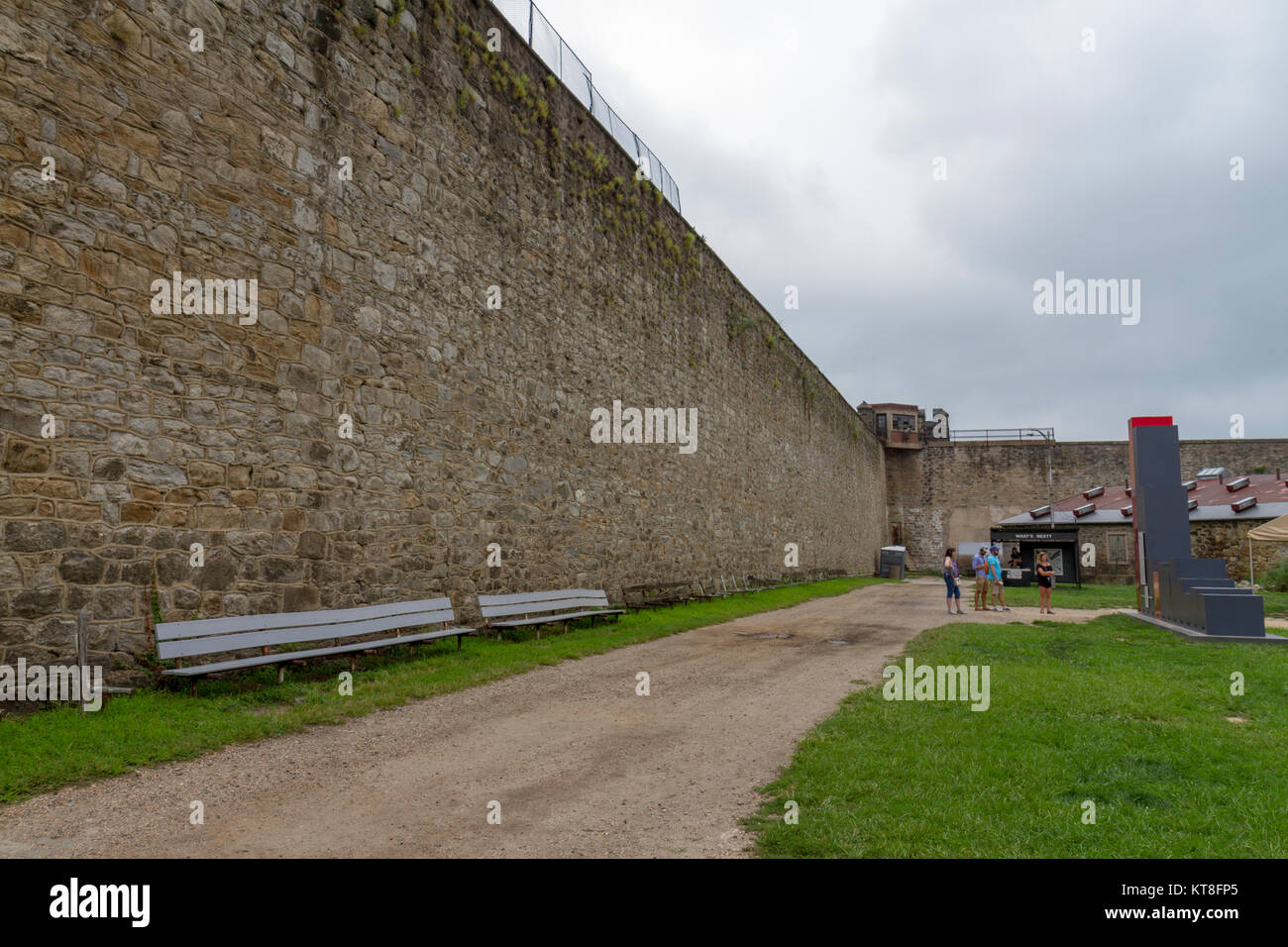 Los altos muros de seguridad dentro de la Penitenciaría del Estado del Este Sitio Histórico, Filadelfia, Pennsylvania, Estados Unidos. Foto de stock