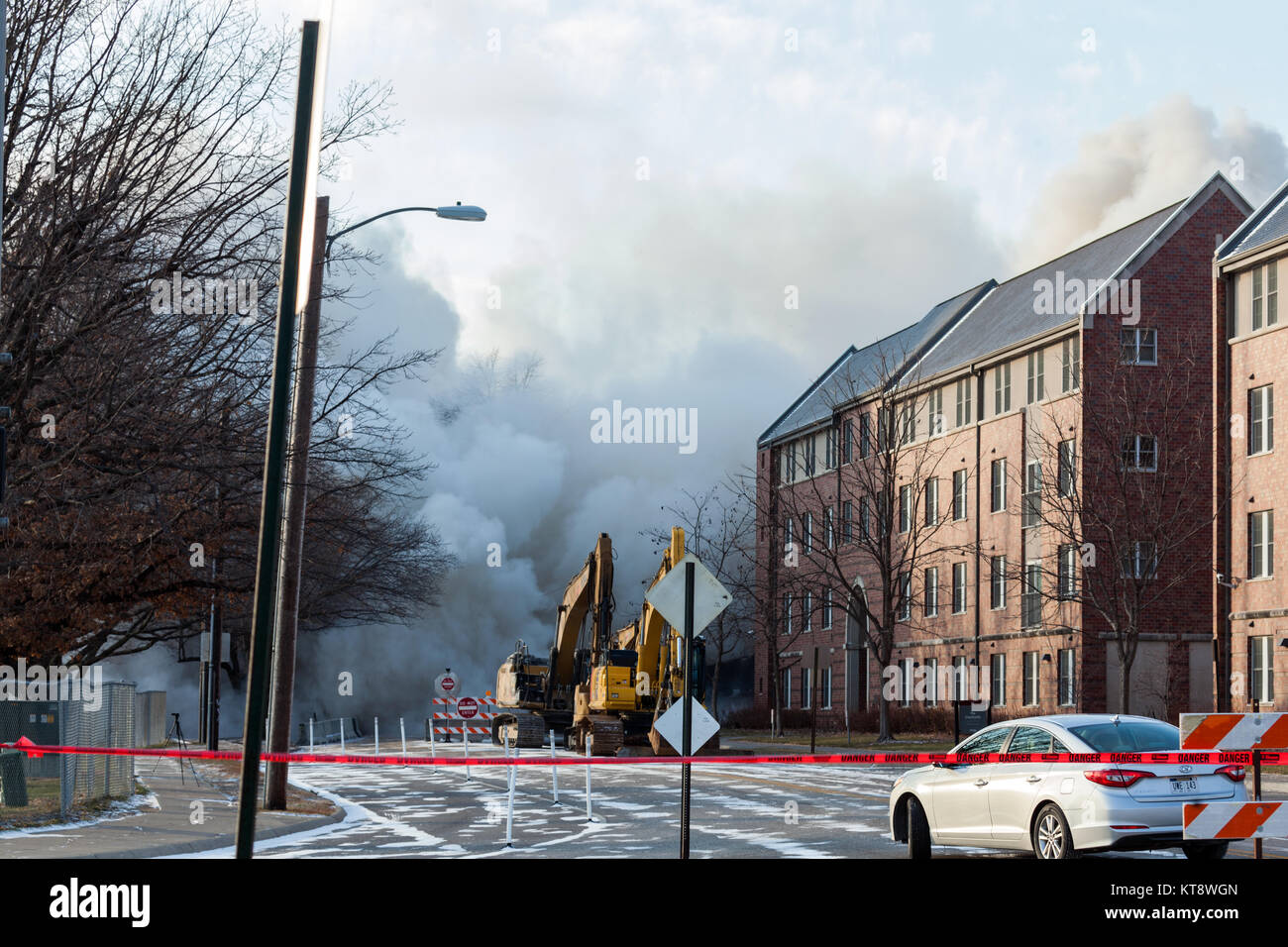 Universidad de Nebraska, Estados Unidos . 22 de diciembre, 2017. El catcher y almohadilla de residencias en la Universidad de Nebraska - Lincoln City campus caer en una nube de polvo durante su implosión controlada. Crédito: LorenRyePhoto/Alamy Live News Foto de stock