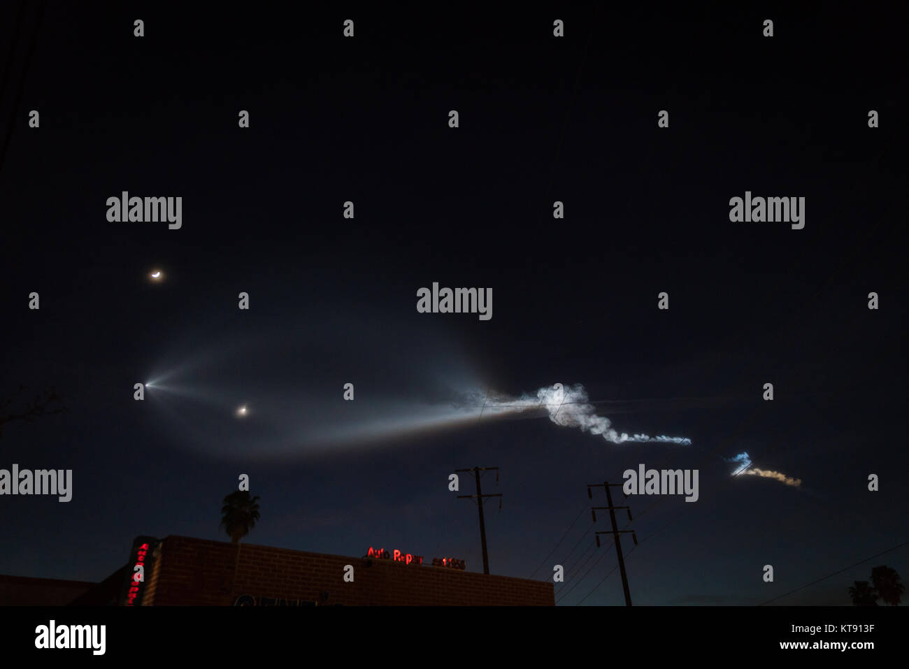Lanzamiento del cohete SpaceX Falcon 9 estelas de condensación, visto desde la tierra en East Los Angeles, California, el 22 de diciembre de 2017 Crédito: Jim Newberry/Alamy Live News Foto de stock