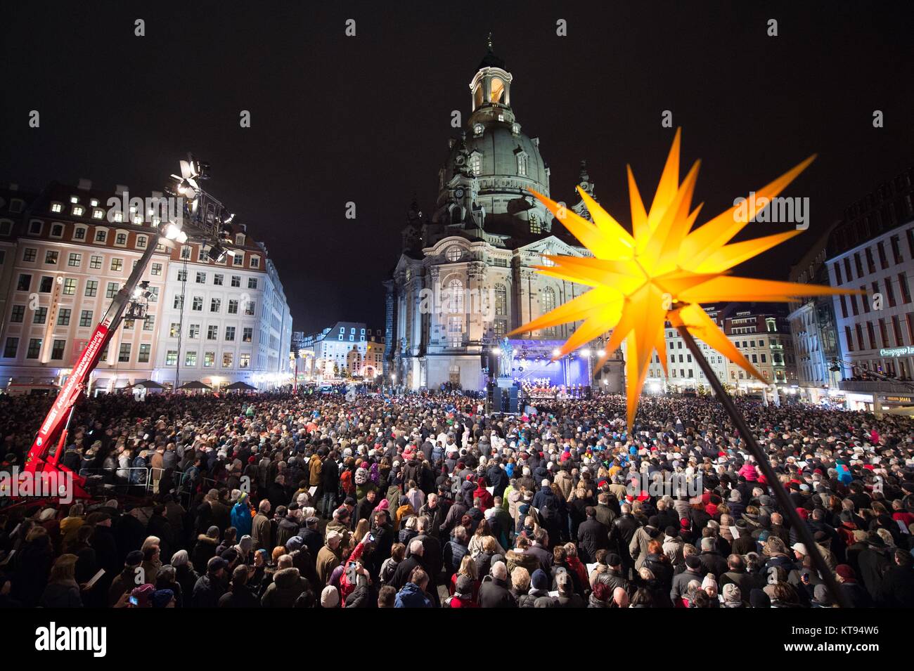 Dresden, Alemania. 23 dic, 2017. Miles de personas ver las tradicionales vísperas de Navidad fuera de la iglesia Frauenkirche en el Neumarkt en Dresden, Alemania, el 23 de diciembre de 2017. Crédito: Sebastian Kahnert/dpa/Alamy Live News Foto de stock