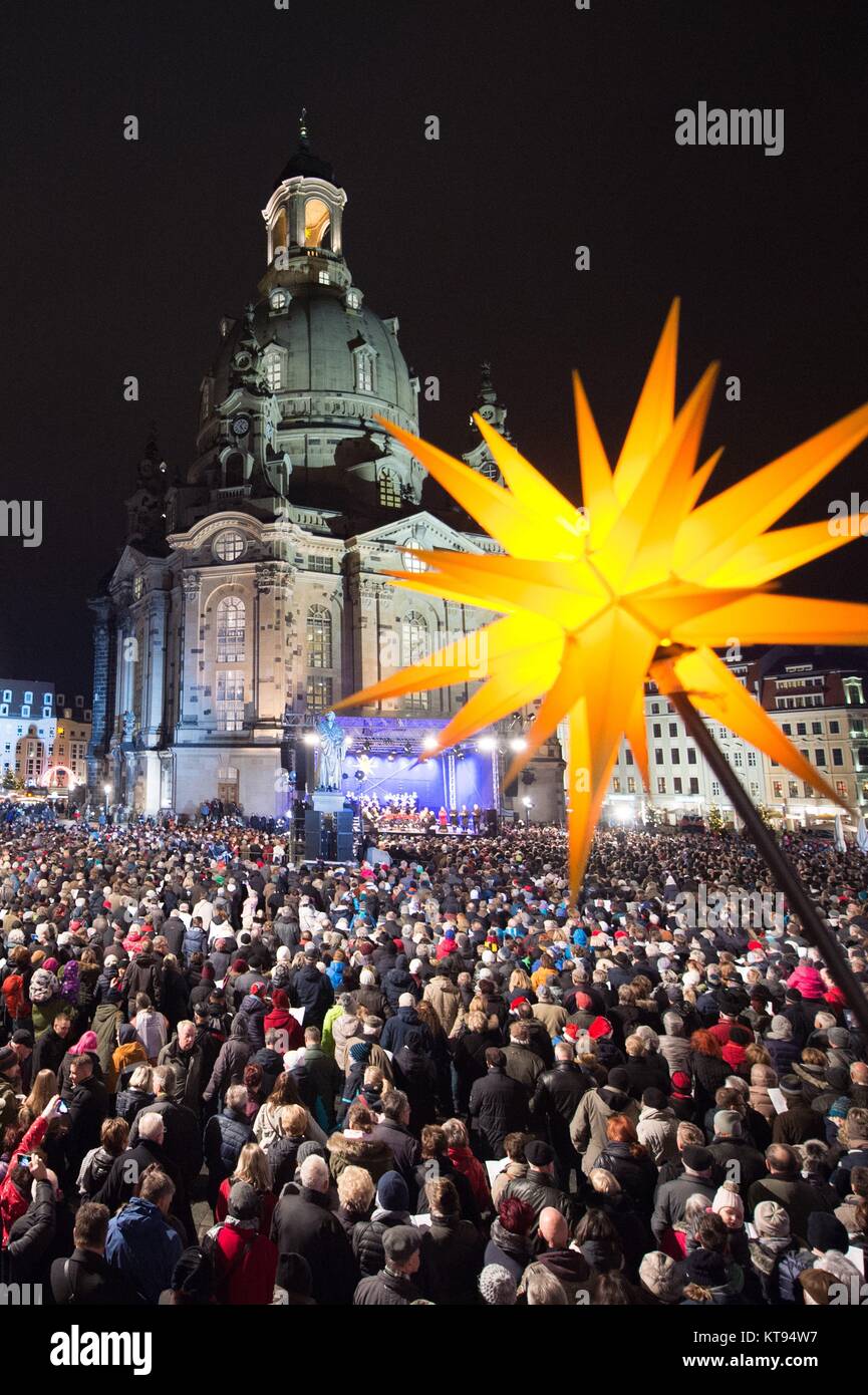 Dresden, Alemania. 23 dic, 2017. Miles de personas ver las tradicionales vísperas de Navidad fuera de la iglesia Frauenkirche en el Neumarkt en Dresden, Alemania, el 23 de diciembre de 2017. Crédito: Sebastian Kahnert/dpa/Alamy Live News Foto de stock