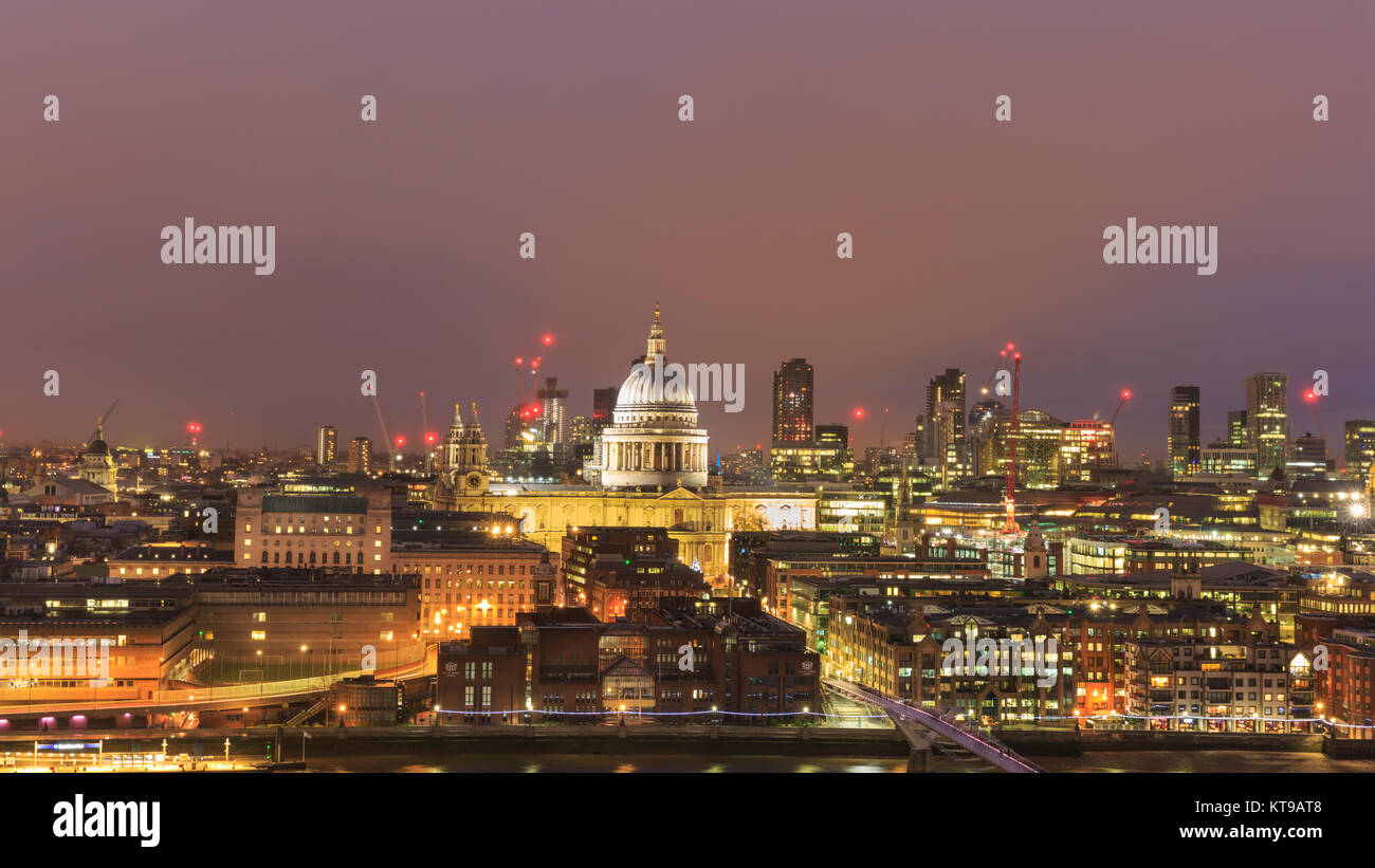 Vista panorámica de la Catedral de St Paul y la City de Londres silueta iluminada por la noche, Londres, Reino Unido. Foto de stock
