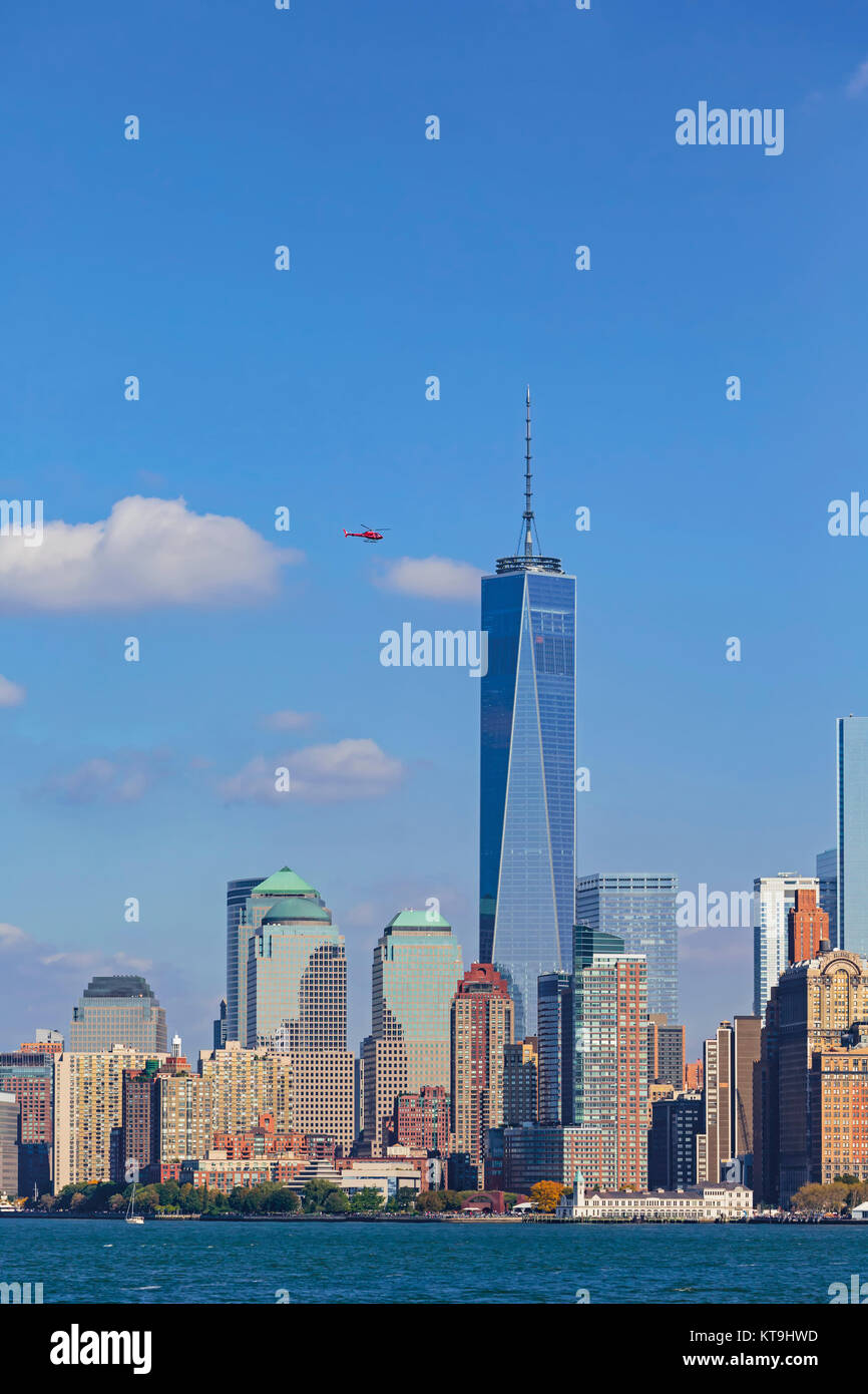 Nueva York, Estado de Nueva York, Estados Unidos de América. Manhattan visto desde la bahía de Nueva York. El edificio alto es uno del World Trade Center, también conocido como 1 W Foto de stock