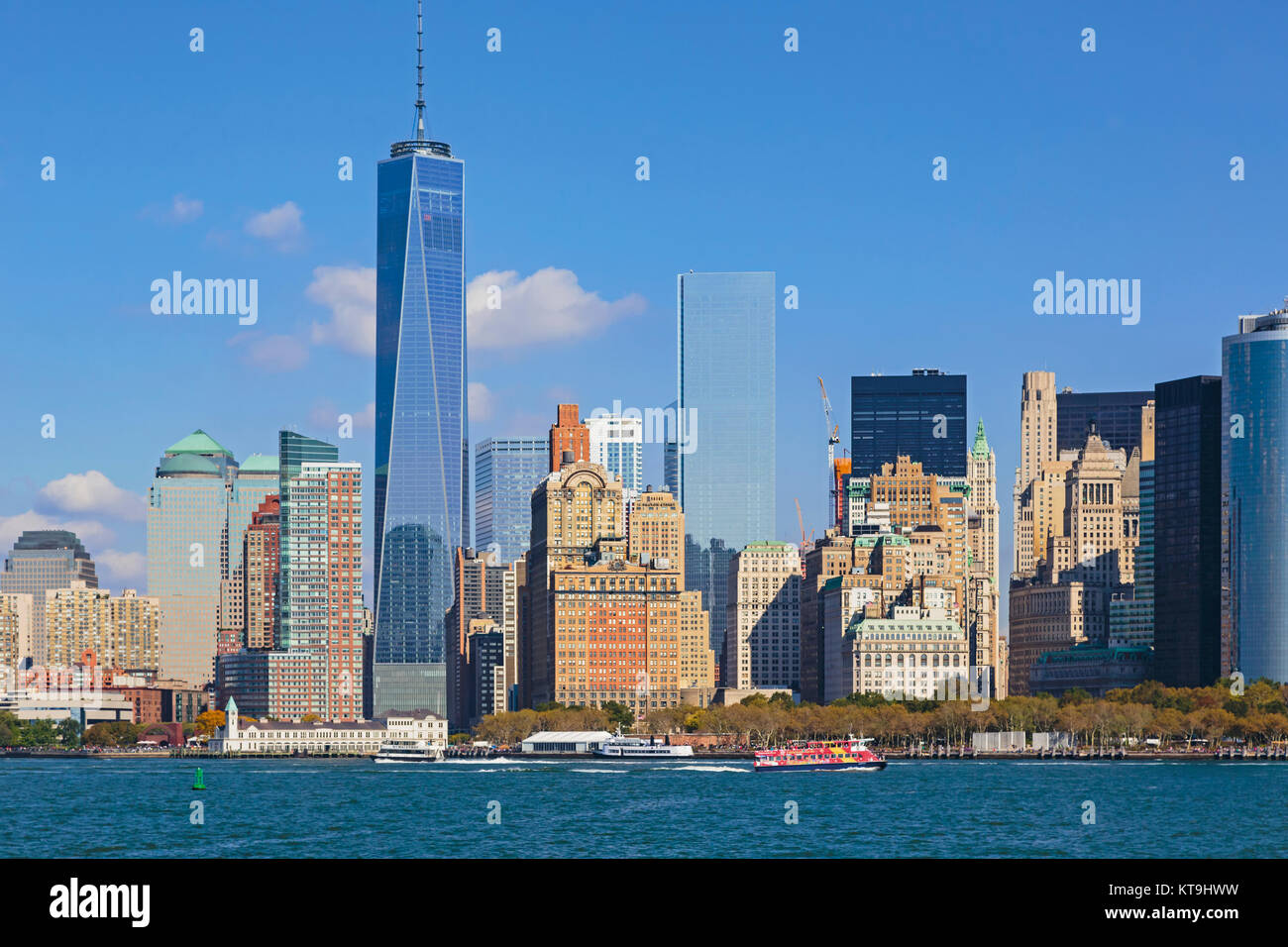 Nueva York, Estado de Nueva York, Estados Unidos de América. Manhattan visto desde la bahía de Nueva York. El edificio alto es uno del World Trade Center, también conocido como 1 W Foto de stock