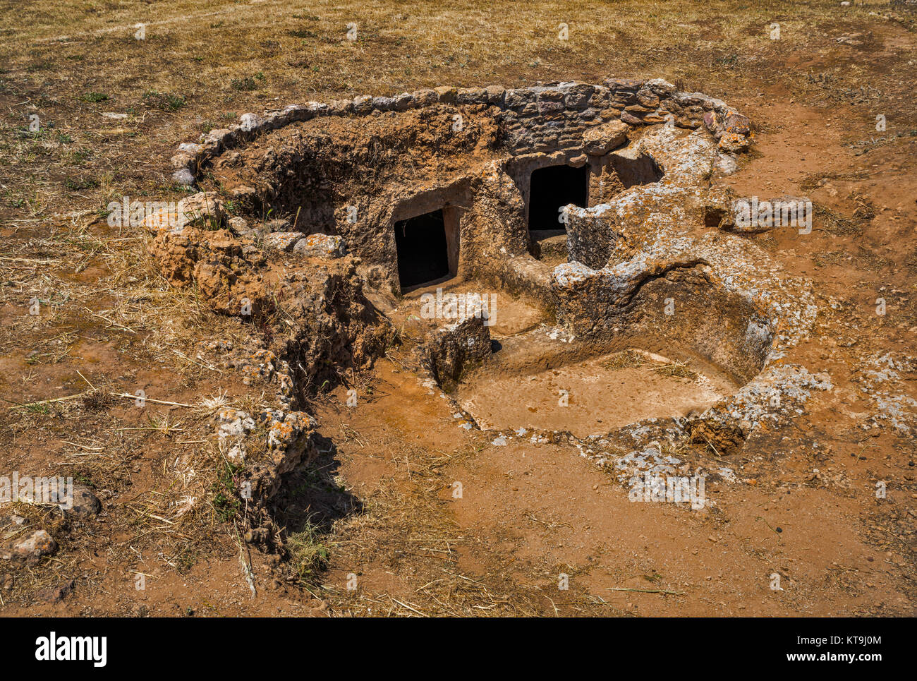 Necropoli di Anghelu Ruju, Eneolítico, 3200-2800 BC, cámaras funerarias, sitio arqueológico cerca de Alghero, provincia de Sassari, Cerdeña, Italia Foto de stock