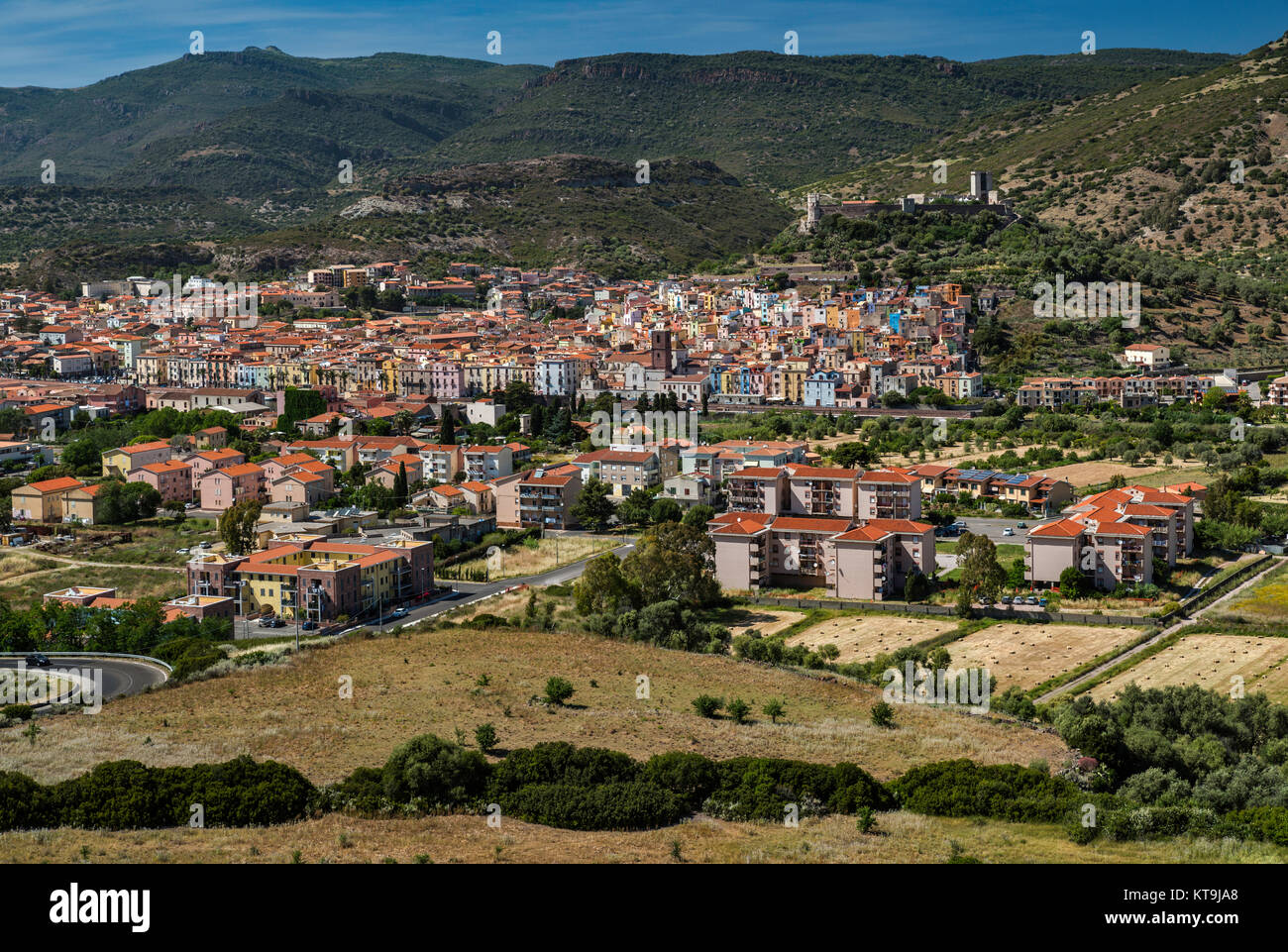 Vista general de la ciudad de Bosa, Castello Malaspina en distancia, Bosa, provincia de Oristano (Cerdeña, Italia) Foto de stock