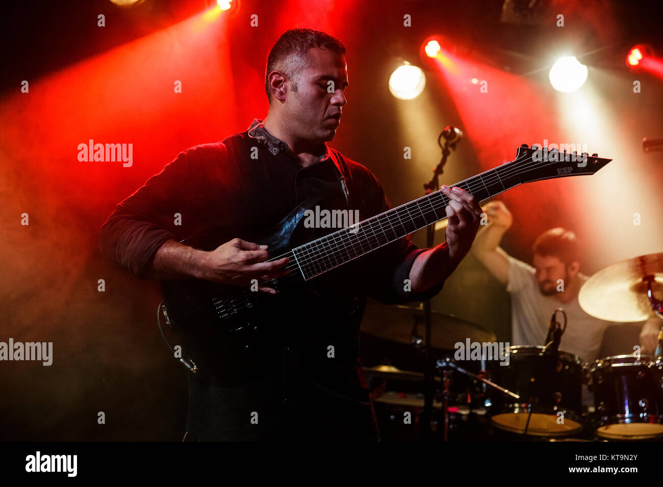 La banda de metal progresivo instrumental estadounidense animales como líderes realiza en vivo en Pumpehuset en Copenhague. el guitarrista y el bajista Javier Reyes es visto en vivo en