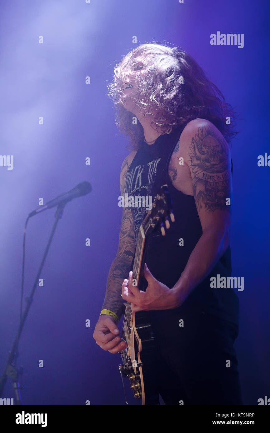 La banda de metal americano de la Baronesa realiza un concierto en vivo en el festival de música danesa Roskilde Festival 2012. Aquí guitarrista Peter Adams es visto en vivo en el escenario. Dinamarca, el 06/07 de 2012. Foto de stock