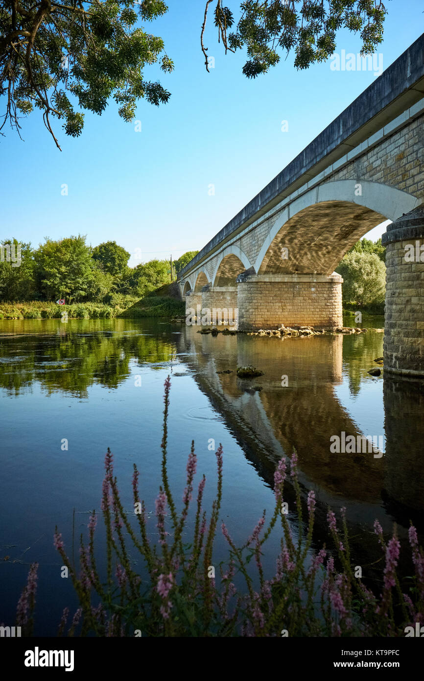 Un puente sobre el río Cher, cerca de Chenonceaux, en el Valle del Loira en Francia. Foto de stock