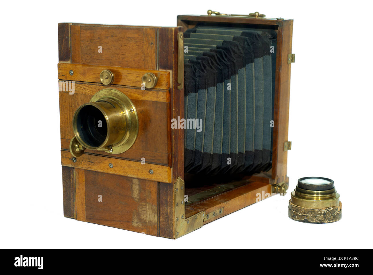 Plegado de la cámara fotográfica del siglo XIX con fuelle para enfocar,  aislado Fotografía de stock - Alamy