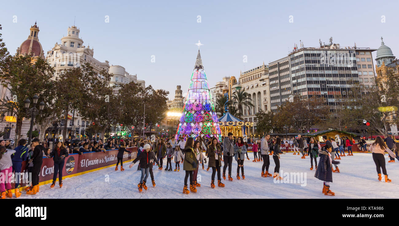 Feria de Navidad con la gente del patinaje sobre hielo en el modernismo de  la Plaza del Ayuntamiento de Valencia, España Fotografía de stock - Alamy