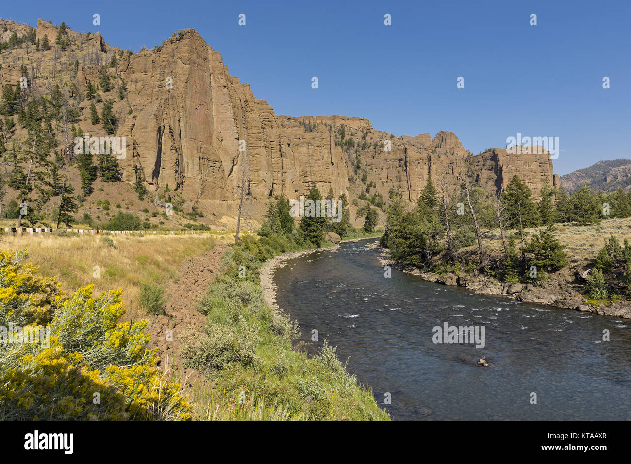 Acantilados de roca roja en el North Fork del Río Shoshone al este del Parque Nacional de Yellowstone, cerca de Cody Wyoming Foto de stock