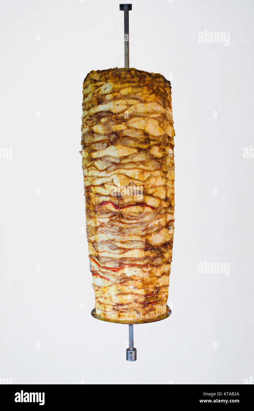 Brocheta de pollo asado aislado de escupir un afeitado tradicionales de carne servida dentro de kebab sandwich Foto de stock