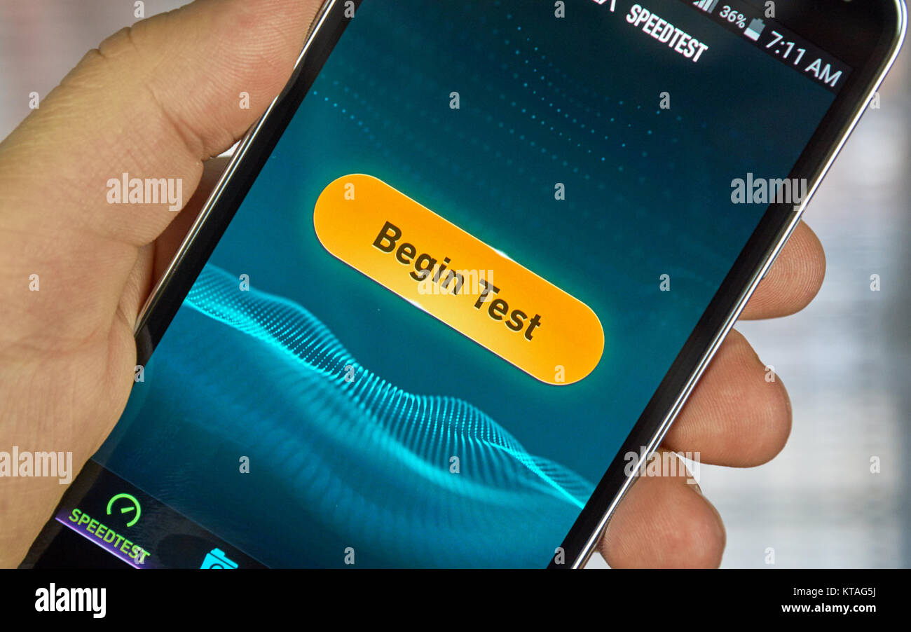MONTREAL, Canadá - 20 de marzo de 2016 - Speedtest aplicación móvil en Samsung S5's pantalla. Speedtest es un servicio de prueba de velocidad de Internet populares de Ookla Foto de stock