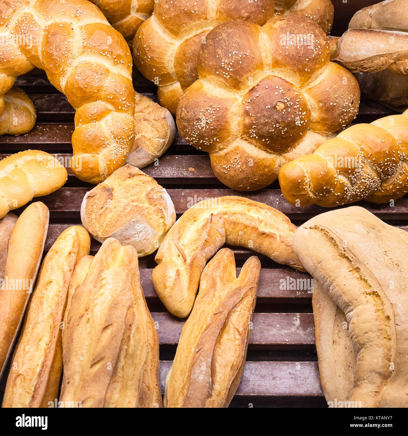 Pan fresco recién horneado fotografías e imágenes de alta resolución - Alamy