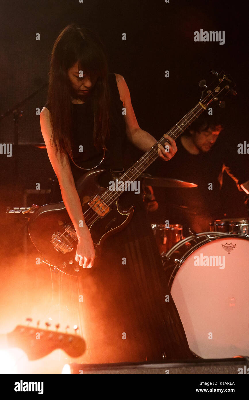 La banda de rock instrumental japonés Mono realiza un concierto en vivo en  Vega en Copenhague. Aquí bajista Tamaki Kunishi es visto en vivo en el  escenario. Dinamarca, el 22/11 de 2016