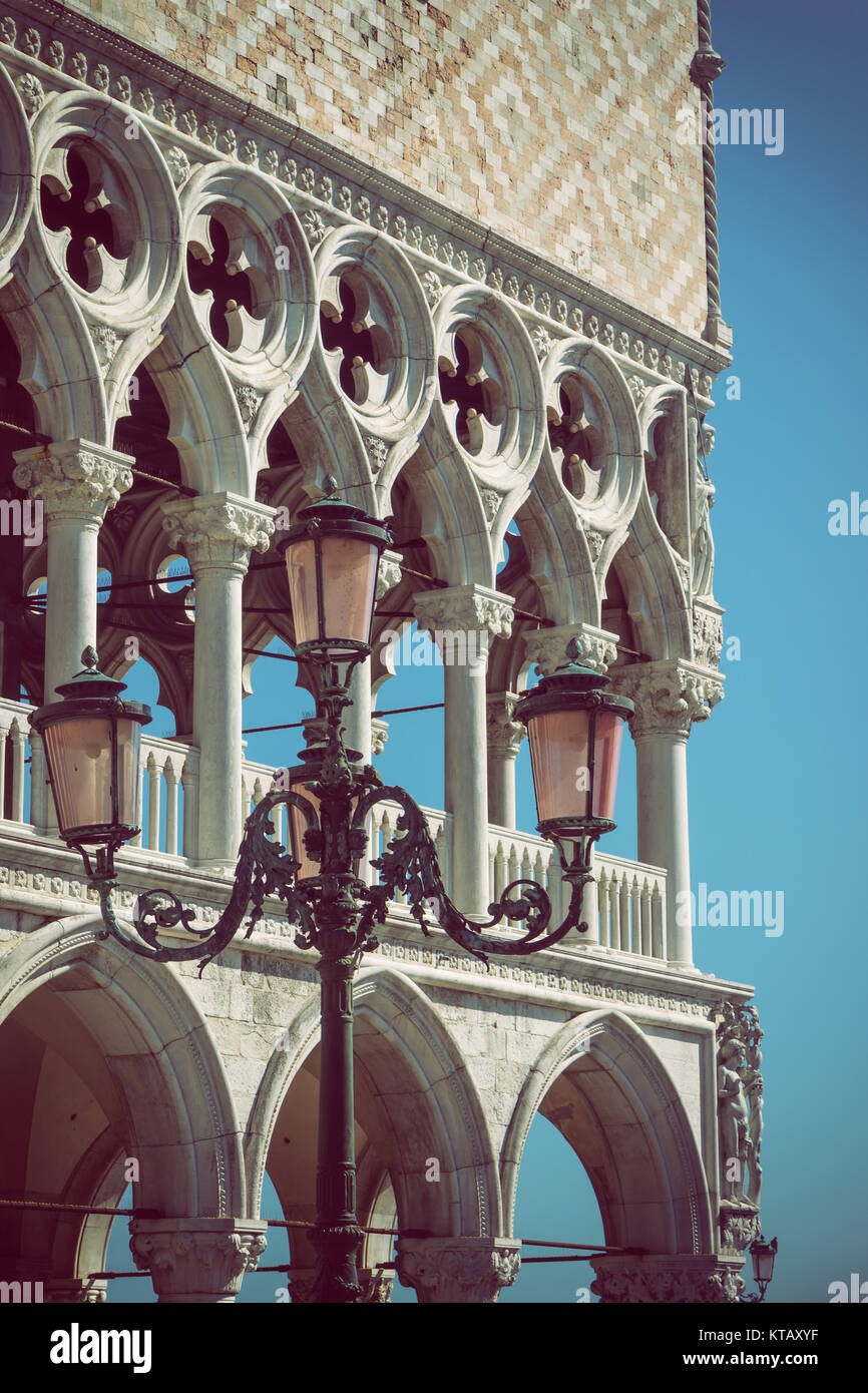 Detalle de la lámpara y columnas en Venecia. Verticalmente. Foto de stock