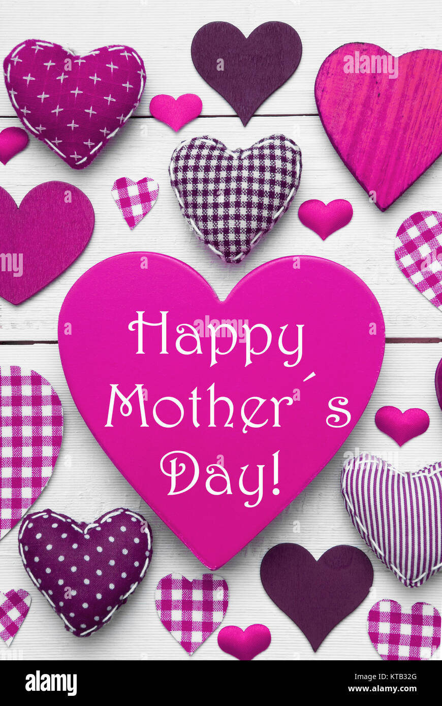 Ídolo Relajante doloroso Púrpura Corazón Vertical textura con texto en inglés Feliz Día de las madres. Fondo de madera blanca. Corazones que son textiles de rayas y puntos. Tarjeta de felicitación con felicitaciones Fotografía de Ídolo Relajante doloroso Púrpura Corazón Vertical textura con texto en inglés Feliz Día de las madres. Fondo de madera blanca. Corazones que son textiles de rayas y puntos. Tarjeta de felicitación con felicitaciones Fotografía de