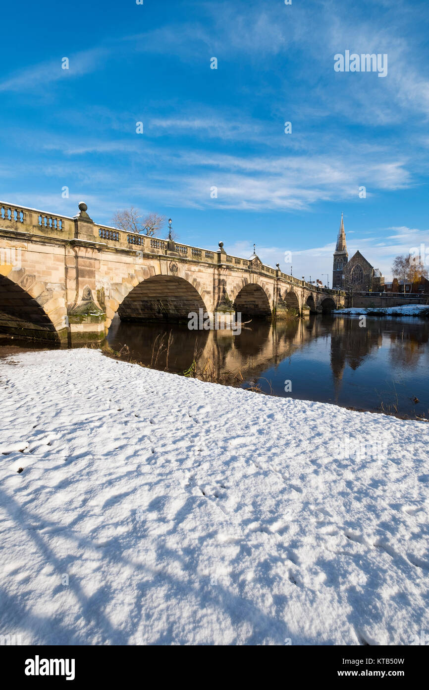 Invierno en inglés Bridge, Shrewsbury, Shropshire con el río Severn y naciones reformar la Iglesia. Foto de stock