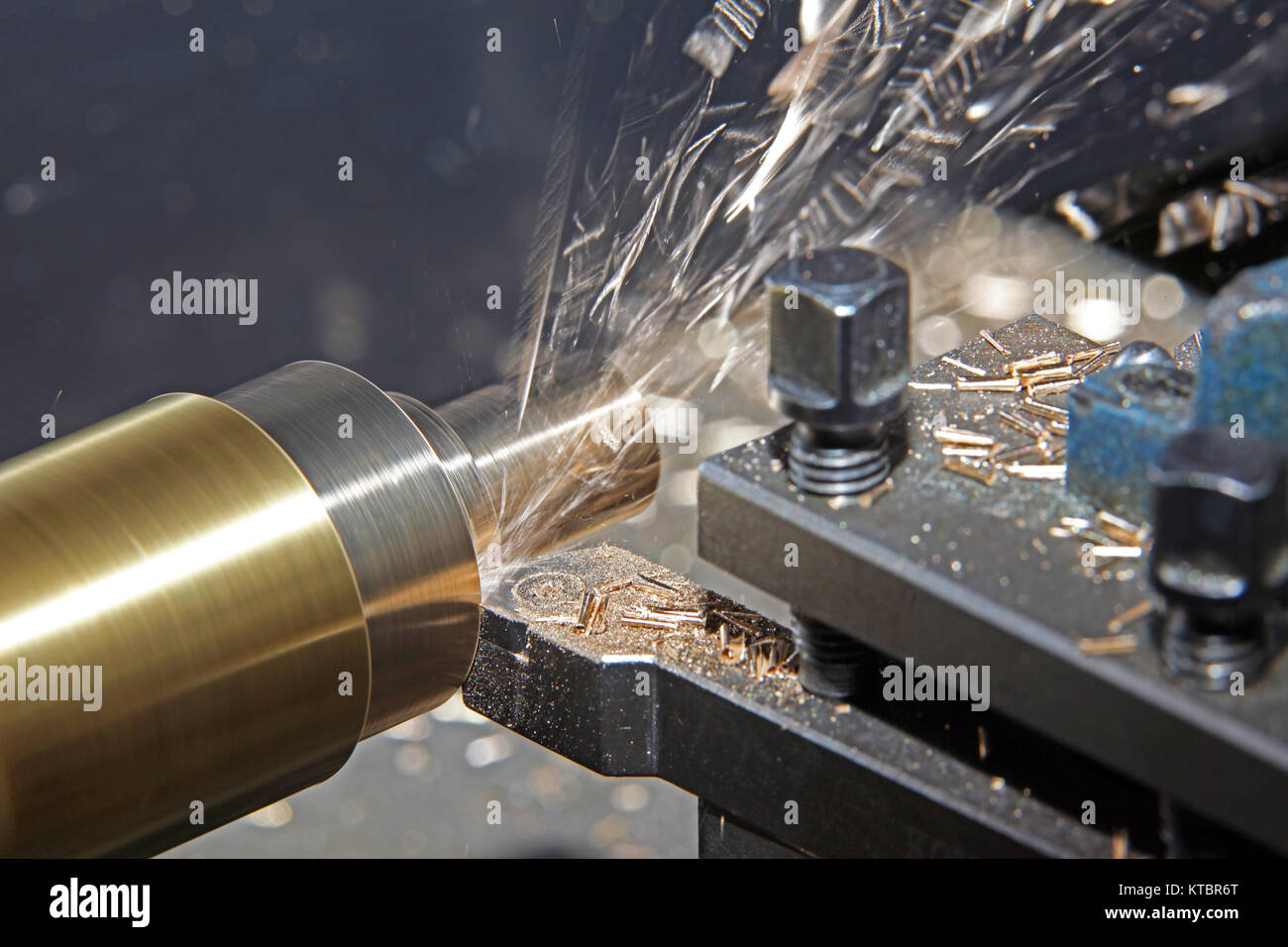 metal trabajando en la amoladora de torno con virutas voladoras Fotografía  de stock - Alamy