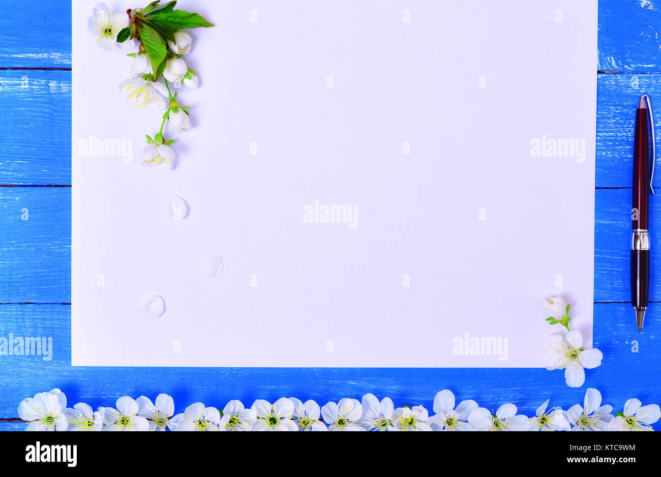 Hoja en blanco blanco con una pluma para escribir sobre una superficie