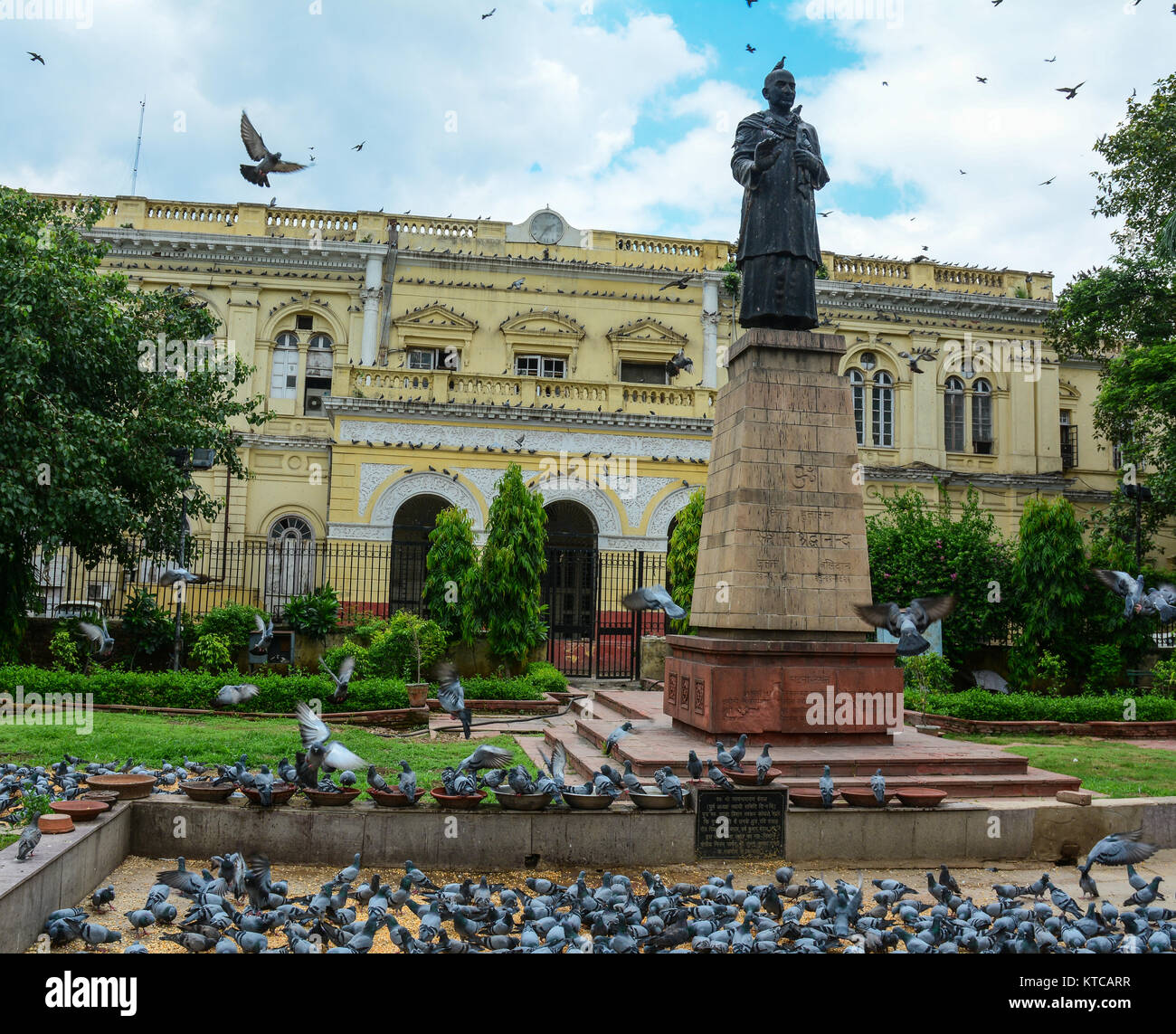 Estatua de Mahatma Gandhi con muchas palomas en el centro del casco antiguo de Delhi, India. Delhi es la capital de la India y la segunda ciudad más poblada en el COU Foto de stock