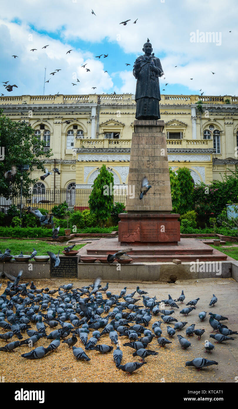 Mahatma Gandhi estatua en el centro de Delhi, India. Gandhi extraoficialmente es llamado el Padre de la nación india. Foto de stock